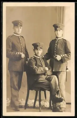 Foto-AK Drei Garde-Soldaten in Uniform mit Schirmmütze und Bajonett