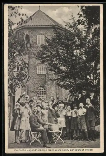 AK Schneverdingen /Lüneburger Heide, Deutsche Jugendherberge, Gruppenbild vor dem Haus