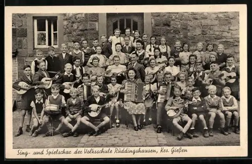 AK Rüddingshausen /Giessen, Sing- und Spielschar der Volksschule mit Musikinstrumenten