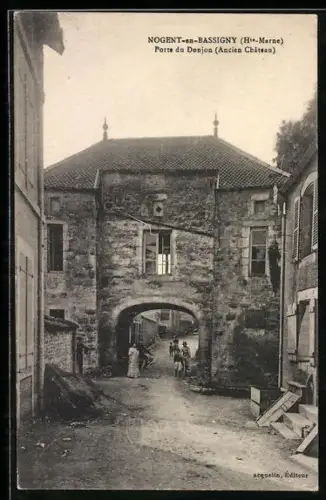 AK Nogent-en-Bassigny /Hte.-Marne, Porte du Donjon, Ancien Château
