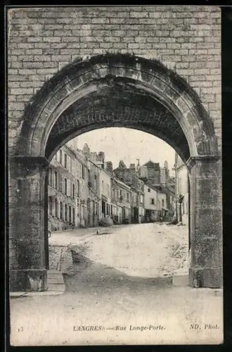AK Langres, Rue Longe-Porte vue à travers une arche en pierre