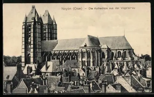 AK Noyon /Oise, La cathédrale vue depuis les toits