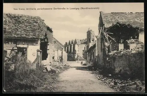 AK Lassigny, Rue de village détruite par l`artillerie francaise, Nord de la France