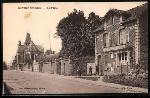 AK Chevrières /Oise, La Poste et l`église au fond de la rue