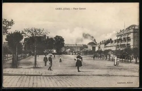 AK Creil /Oise, Place Carnot avec passants et bâtiments adjacents