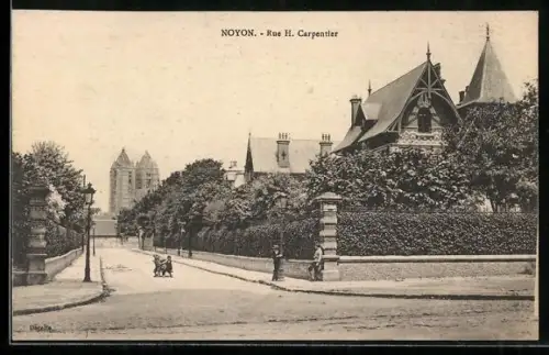 AK Noyon, Rue H. Carpentier avec vue sur les bâtiments et la cathédrale en arrière-plan