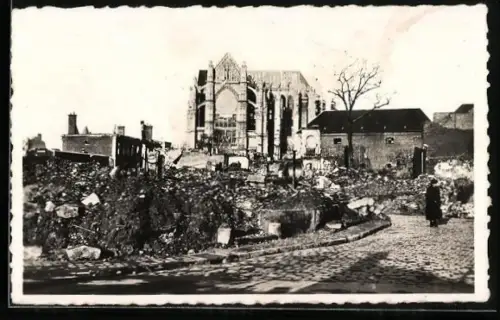AK Beauvais, Vue de la cathédrale parmi les ruines d`après-guerre