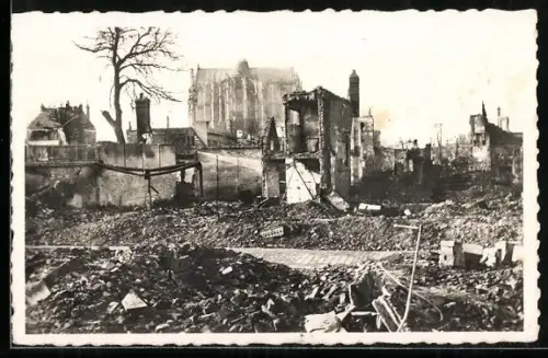 AK Beauvais, Ruines après le bombardement avec l`église en arrière-plan