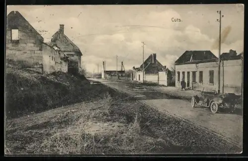 AK Cuts, Rue principale avec bâtiments et voiture ancienne