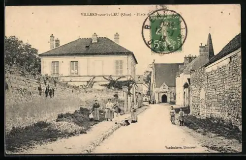 AK Villers-sous-St-Leu /Oise, Place de l`Église avec habitants