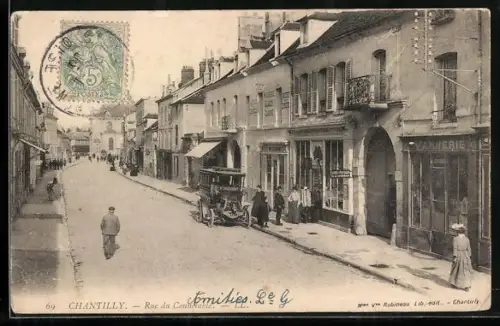 AK Chantilly, Rue du Connétable avec passants et boutique de boucherie