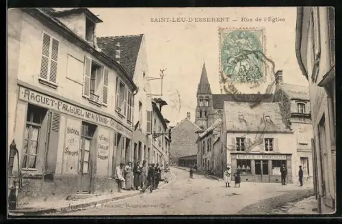 AK Saint-Leu-d`Esserent, Rue de l`Église avec des habitants et vue sur l`église