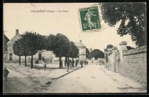 AK Cramoisy /Oise, La Place avec habitants et arbres