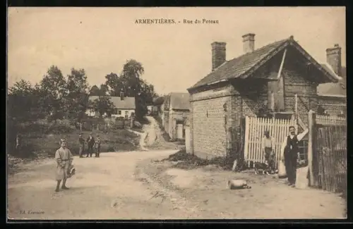 AK Armentières, Rue du Poteau avec habitants et maisons rurales