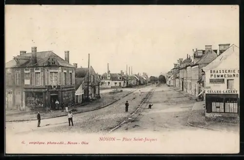 AK Noyon /Oise, Place Saint-Jacques avec brasserie et passants