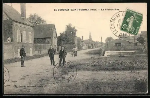 AK Le Coudray-Saint-Germer /Oise, La Grande-Rue avec passants et vue sur l`église