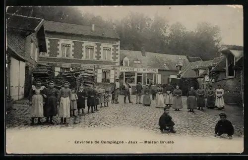 AK Jaux /Compiègne, Maison Bruslé et habitants devant l`épicerie et mercerie