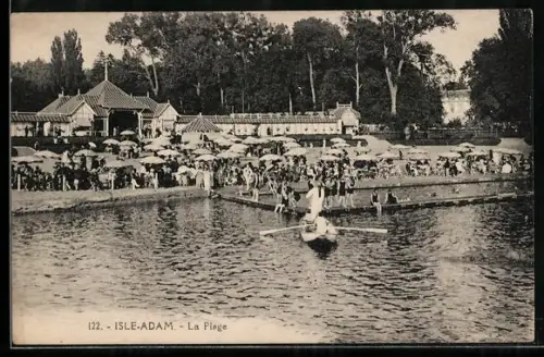 AK Isle-Adam, La Plage animée avec baigneurs et embarcation