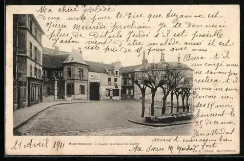 AK Montgerontcy, Place Château-Gaillard avec arbres et bâtiments historiques