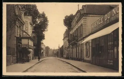 AK Enghien-les-Bains, Rue du Casino avec agence immobilière et arbres alignés