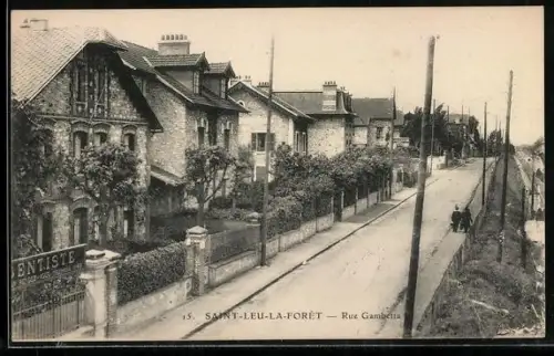 AK Saint-Leu-la-Forêt, Rue Gambetta avec maisons bordées d`arbres et passants sur le trottoir