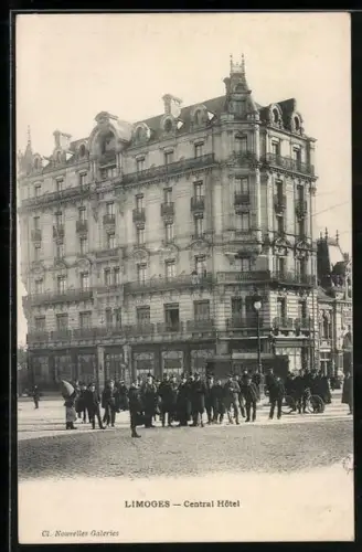 AK Limoges, Central Hôtel et foule animée sur la place