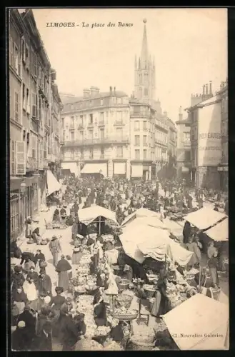 AK Limoges, La place des Bancs animée avec marché et foule en arrière-plan