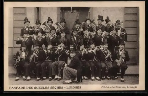 AK Limoges, Fanfare des Gueules Sèches en uniforme devant un bâtiment