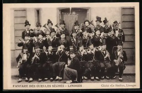 AK Limoges, Fanfare des Gueules Sèches devant un bâtiment