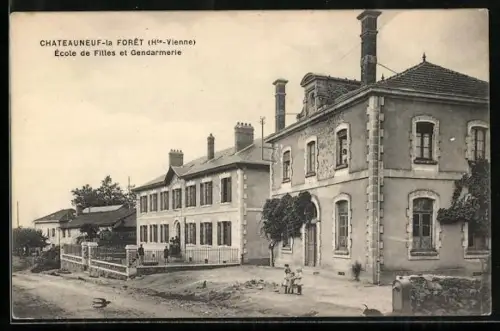 AK Châteauneuf-la-Forêt /Hte-Vienne, École de Filles et Gendarmerie