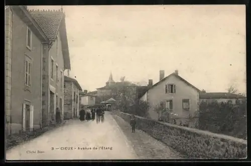 AK Cieux, Avenue de l`Étang avec villageois en promenade