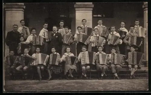 AK Limoges, Accordéonistes de Montjovis posant devant un bâtiment historique