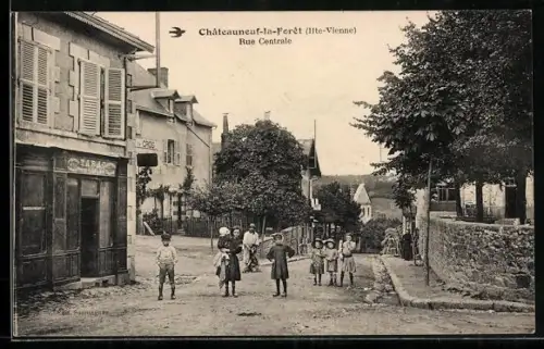 AK Châteauneuf-la-Forêt /Hte-Vienne, Rue Centrale avec enfants jouant dans la rue