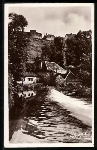 AK Pierrebuffière /Haute-Vienne, Usine électrique au bord de la rivière et vue du village en arrière-plan