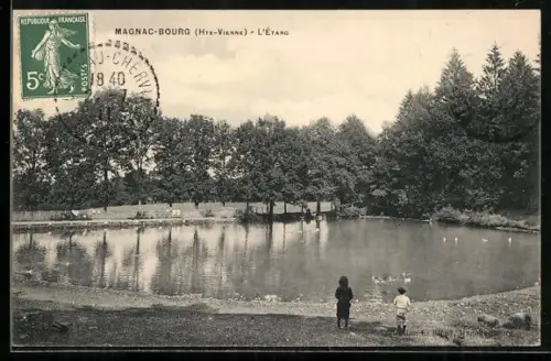 AK Magnac-Bourg /Hte-Vienne, L`Étang avec des enfants au bord de l`eau