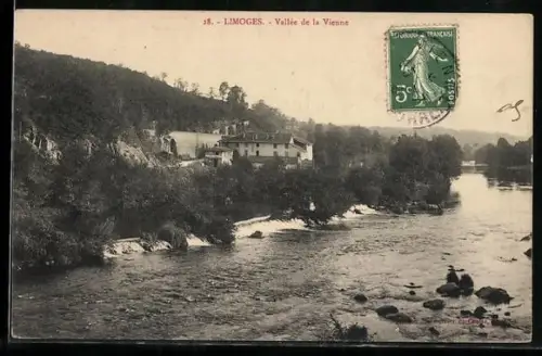 AK Limoges, Vallée de la Vienne avec vue sur rivière et forêt environnante