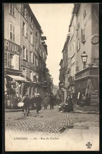 AK Limoges, Rue du Clocher animée avec passants et commerces