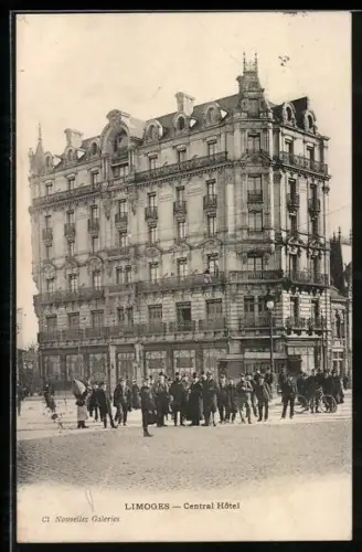 AK Limoges, Central Hôtel et foule animée sur la place adjacente