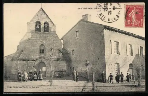 AK St-Symphorien, L`Église et la Mairie avec des habitants devant