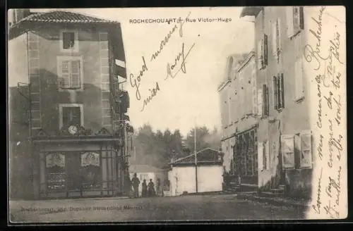AK Rochechouart, Rue Victor-Hugo animée avec passants et bâtiments historiques