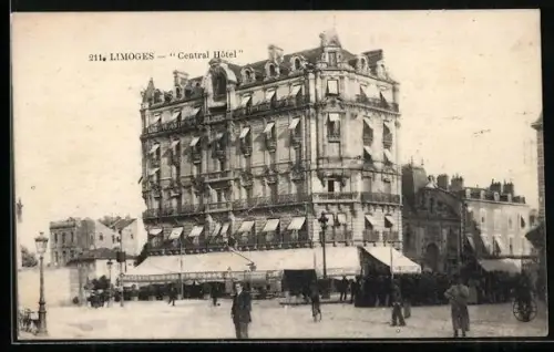 AK Limoges, Central Hôtel et place animée avec passants