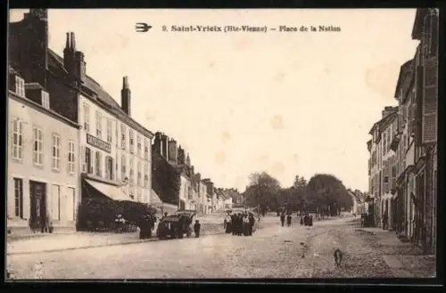 AK Saint-Yrieix /Hte-Vienne, Place de la Nation avec passants et bâtiments historiques
