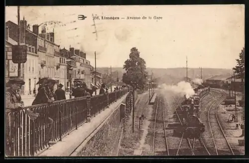 AK Limoges, Avenue de la Gare avec train à vapeur et passants sur le quai