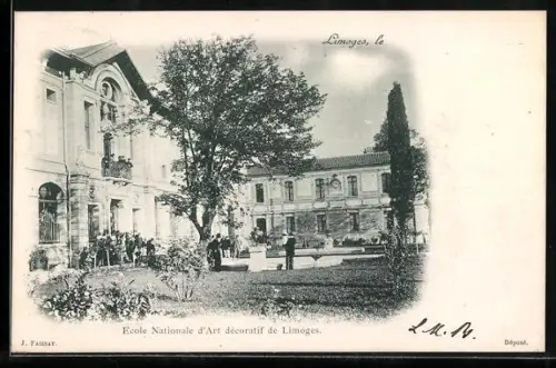 AK Limoges, École Nationale d`Art décoratif et jardins avec visiteurs
