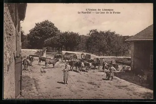 AK Le Mas-Éloi, La Cour de la Ferme avec troupeau et fermiers