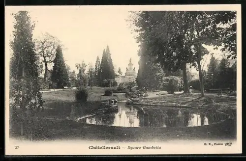 AK Châtellerault, Square Gambetta avec étang et arbres majestueux