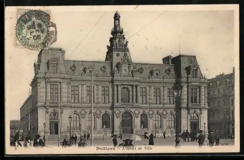 AK Poitiers, L`Hôtel de Ville et passants animés devant le bâtiment