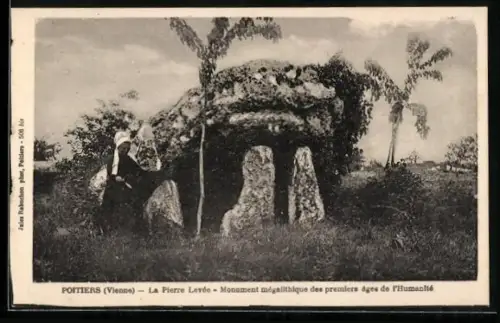 AK Poitiers /Vienne, La Pierre Levée, Monument mégalithique des premiers âges de l`Humanité