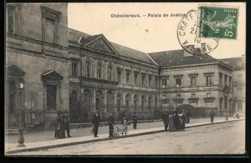 AK Châtellerault, Palais de Justice et passants sur la rue animée