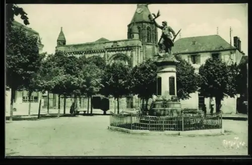AK Civray, Place du Souvenir avec église et statue centrale